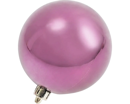 Lesklá růžová vánoční koule se stříbrnou krytkou.