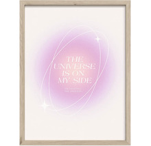 Rámovaný obraz na stěnu s textem The Universe is on my side, rám v dekoru dřeva, abstraktní design.