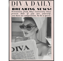Nástěnný obraz s motivem fiktivní novinové strany Diva Daily, zobrazující ženu se slunečními brýlemi a ručníkem na hlavě.