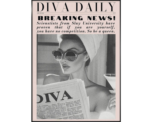 Nástěnný obraz s motivem fiktivní novinové strany Diva Daily, zobrazující ženu se slunečními brýlemi a ručníkem na hlavě.