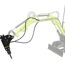 Hydraulické bourací kladivo Zipper pro bagry, namontované na rameni bagru.