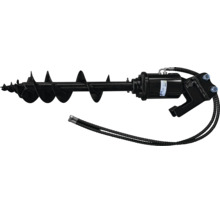 Hydraulický zemní vrták z černého kovu se spirálovým ostřím, hydraulickými hadicemi a Zipper Logo.
