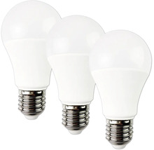 Tři LED žárovky ve tvaru hrušky s paticí E27.