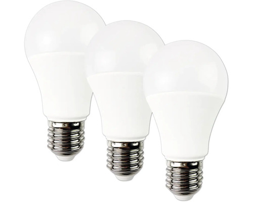 Tři LED žárovky ve tvaru hrušky s paticí E27.