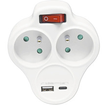 Dvojitý zásuvkový adaptér s vypínačem, jedním portem USB-A a jedním portem USB-C, bílý.