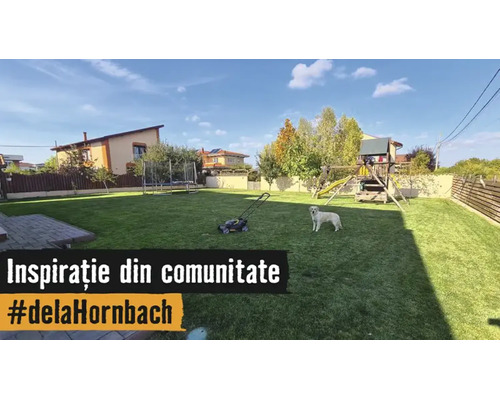 Prostorná zahrada s udržovaným trávníkem, sekačkou, psem, dětským domečkem se skluzavkou a trampolínou v pozadí.