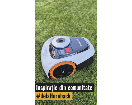 Robotická sekačka Navimow i105 na trávníku s oranžovými koly a ovládacím panelem.