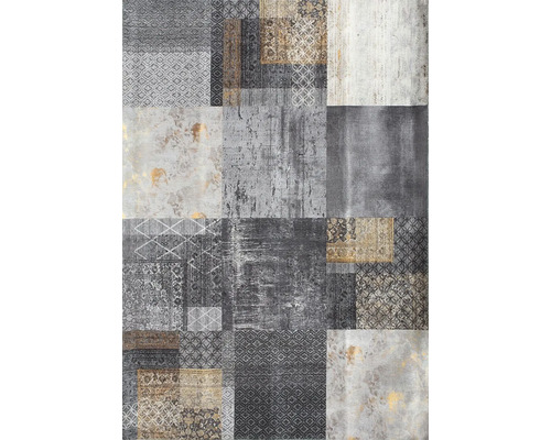 Koberec s patchworkovým vzorem, různými geometrickými a ornamentálními motivy a vintage vzhledem.