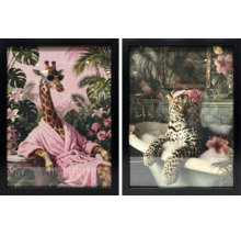Dva rámované obrazy s humornými zvířecími motivy: žirafa v županu se slunečními brýlemi a leopard ve vaně s pěnou.