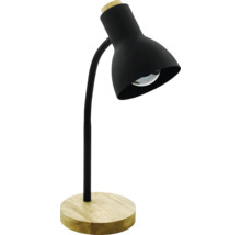 Černá stolní lampa z kovu s kulatou dřevěnou základnou a dřevěným prvkem na horní části stínítka.