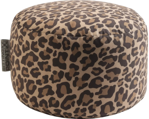 Kulatý sedací puf s leopardím vzorem a Sitting Point Logo.
