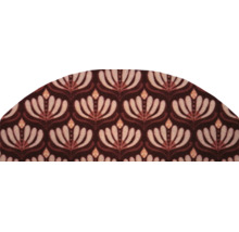 Půlkruhový nášlap na schody z koberce s elegantním vějířovým vzorem ve stylu Art Deco.