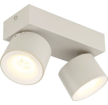 Moderní dvouramenné stropní bodové svítidlo v bílé barvě se dvěma nastavitelnými válcovými LED spoty, rozsvícené.