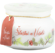 Vonná svíčka v bílé sklenici s víčkem, zdobená větvičkami, bobulemi a nápisem Šťastné a Veselé.