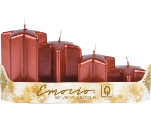 Čtyři adventní svíčky ve tvaru hvězdy v odstupňovaných výškách s červeným metalickým efektem. Emorio Logo. Certifikát kvality od Z-Trade.