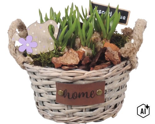 Jarní aranžmá v proutěném košíku s cibulemi modřenců (Muscari), mechem, kůrou, dřevěnou konvičkou a cedulkou Home. (Image AI modified or generated)