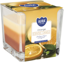 Vonná svíčka Aura Candles Orange ve čtvercovém skle se třemi vrstvami barev a esenciálními oleji.