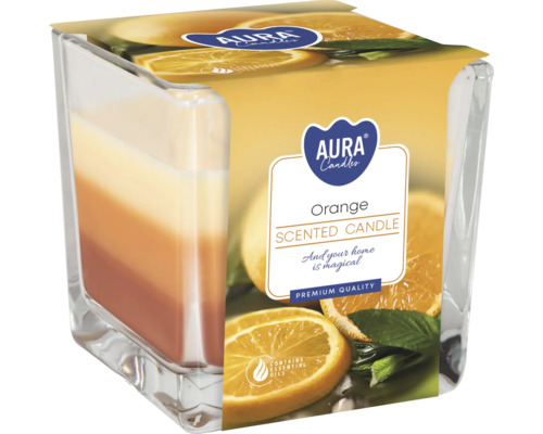 Vonná svíčka Aura Candles Orange ve čtvercovém skle se třemi vrstvami barev a esenciálními oleji.