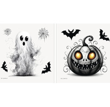 Sada dvou halloweenských samolepek na okno s motivem ducha a dýně, doplněná o netopýry a pavučiny pro dekoraci.