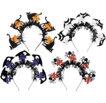 Čtyři halloweenské čelenky s dekoracemi jako kočky, netopýři, duchové a pavouci.