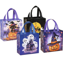 Čtyři různé halloweenské tašky z plastu s motivy dýně, kočky, ducha a strašidelného zámku pro přenášení sladkostí.