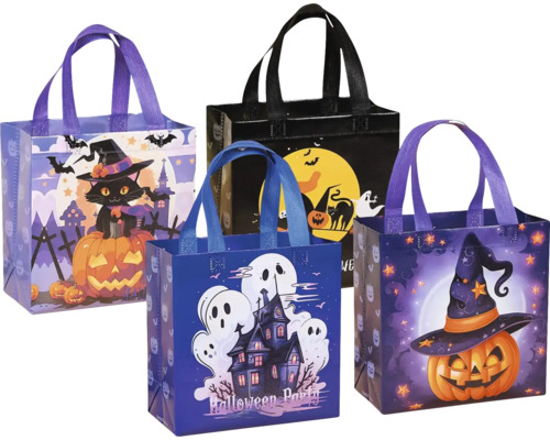 Čtyři různé halloweenské tašky z plastu s motivy dýně, kočky, ducha a strašidelného zámku pro přenášení sladkostí.