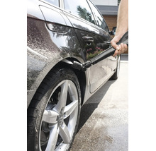 Osoba čistí podběh kola automobilu pomocí vysokotlakého čističe se speciální tryskou Kärcher určenou pro údržbu vozidel.