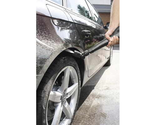 Osoba čistí podběh kola automobilu pomocí vysokotlakého čističe se speciální tryskou Kärcher určenou pro údržbu vozidel.
