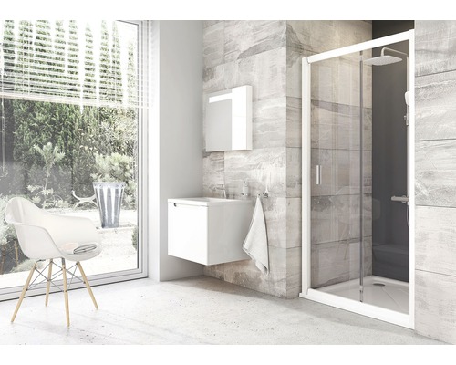 Koupelna se sprchou, umyvadlem a zrcadlem