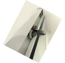 Detailní záběr kování posuvných dveří s válečkovým vedením