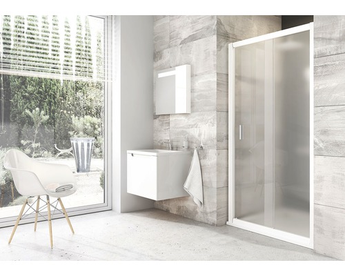 Moderní koupelna se sprchou, umyvadlem a židlí