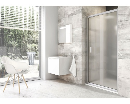 Moderní koupelna se sprchovým koutem, umyvadlem a zrcadlem