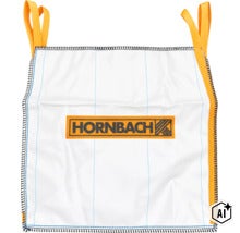 Bílý vak typu big bag značky Hornbach se stabilními nosnými popruhy pro přepravu sypkých materiálů a odpadu. (Image AI modified or generated)