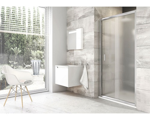 Moderní koupelna se sprchou, umyvadlem, zrcadlovou skříňkou a židlí