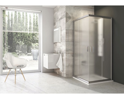 Moderní koupelna se sprchovým koutem, umyvadlem a židlí.