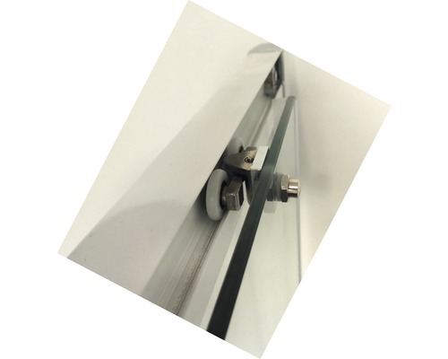 Detail sprchového koutu s rolovacím mechanismem pro skleněnou stěnu