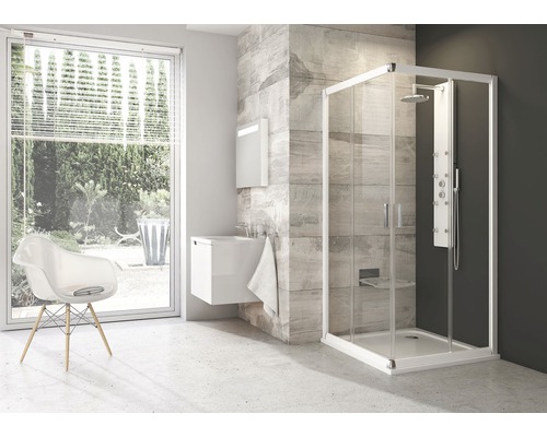 Koupelna se sprchovým koutem, umyvadlem a židlí