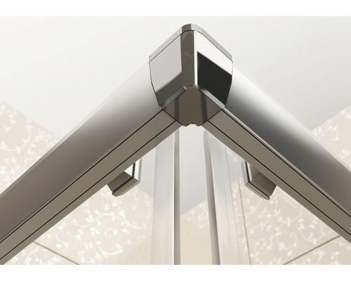 Detail sprchového koutu se stříbrným rámem a rohem