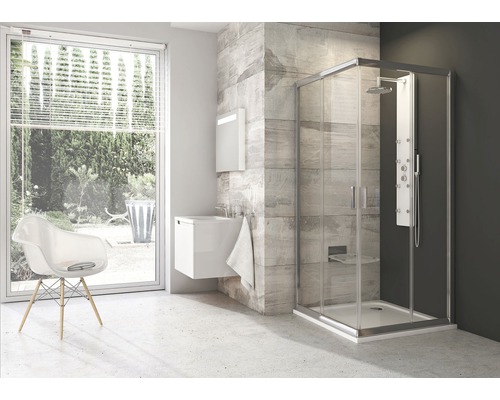 Světlá koupelna se sprchovým koutem, umyvadlem a židlí