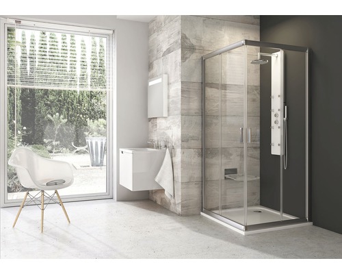 Koupelna se sprchovým koutem, umyvadlem, zrcadlem a židlí