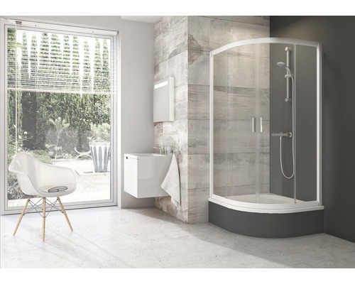 Koupelna se sprchovým koutem, umyvadlem a židlí