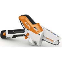 Akumulátorová vyvětvovací pila Stihl pro zahradní práce