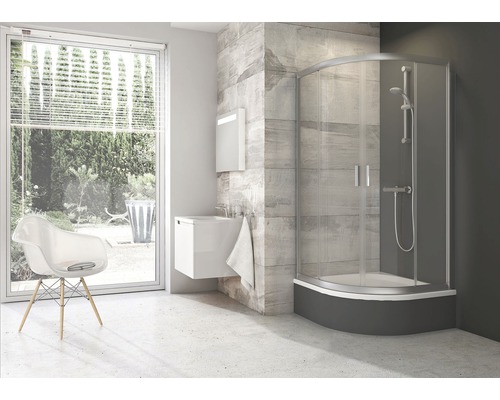 Moderní koupelna se sprchovým koutem, umyvadlem a oknem