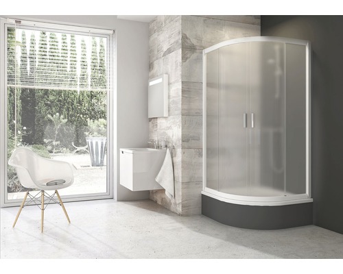 Světlá koupelna se sprchou, umyvadlem a židlí