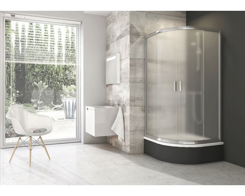 Koupelna se sprchovým koutem, umyvadlem a židlí