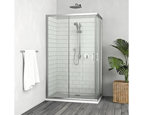 Moderní rohový sprchový kout s posuvnými dveřmi, sprchovou hlavicí a ruční sprchou v koupelně s dlaždicemi, rostlinami a držákem na ručníky.