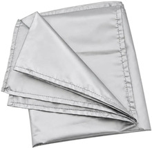 Složená krycí plachta z odolného materiálu pro ochranu před povětrnostními vlivy.