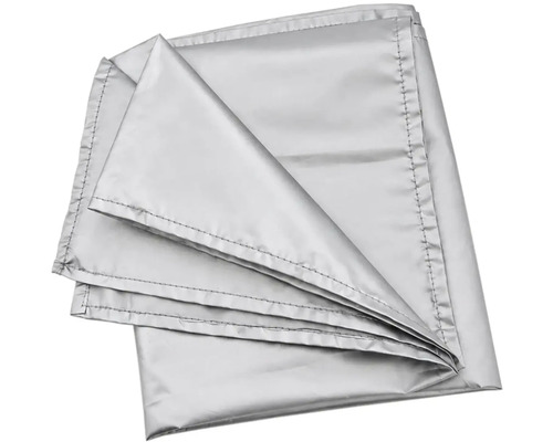 Složená krycí plachta z odolného materiálu pro ochranu před povětrnostními vlivy.