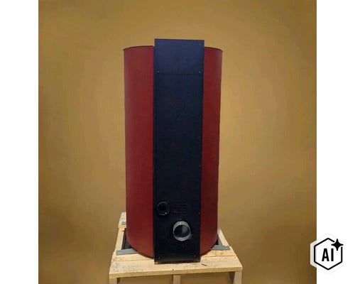 Kulatá peletová kamna nebo krb s vertikálním ovládacím panelem na dřevěné paletě. (Image AI modified or generated)