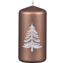 Svíčka ve tvaru válce s vánočním motivem jedličky jako dekorace pro adventní čas.